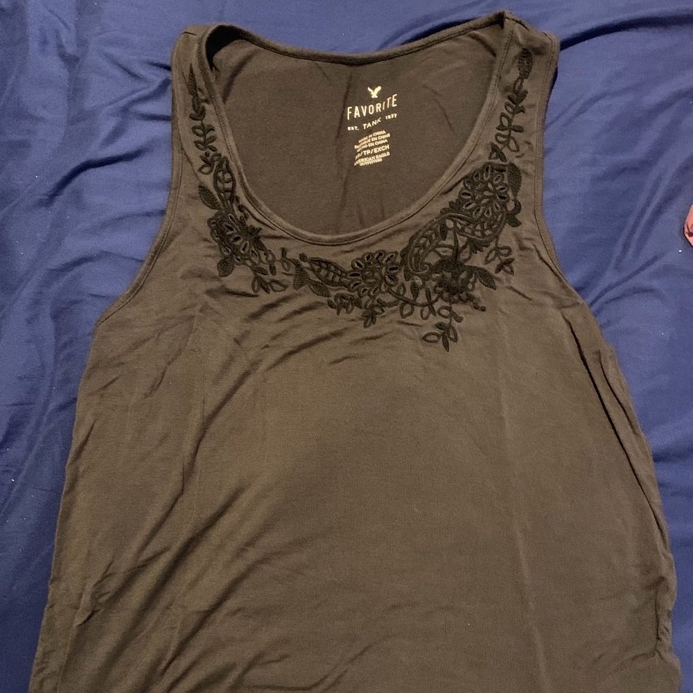 Simple lace detailed tank top